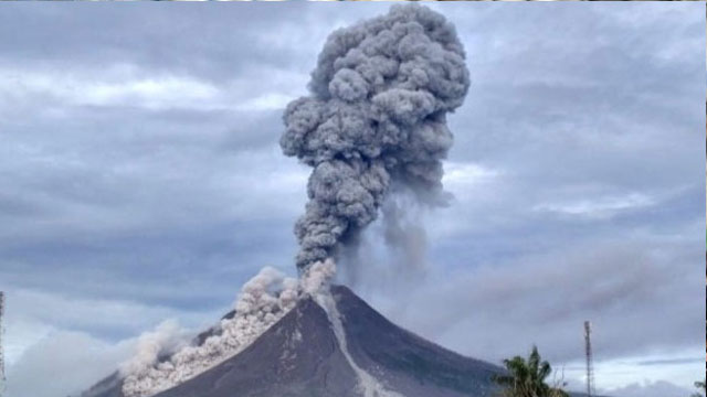 Endonezya'daki Sangeang Api Yanardağı faaliyete geçti