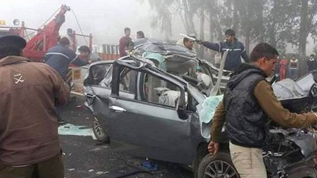 Hindistan'da otomobil ve kamyon çarpıştı: 10 kişi öldü