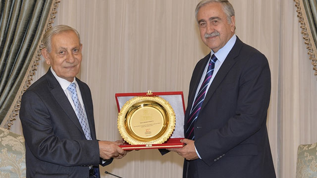 Akıncı’dan, Kıbrıs Türk radyo ve televizyonculuğunun önemli isimlerinden Hüseyin Kanatlı’ya anı plaketi