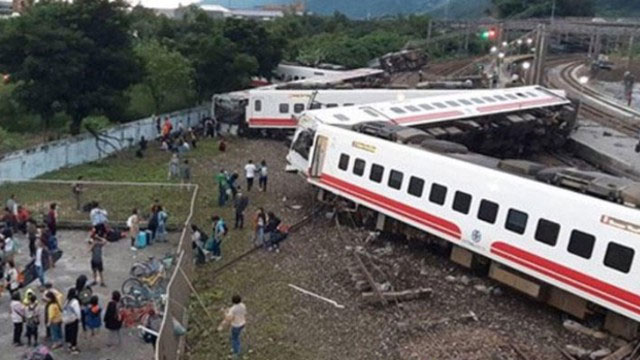 Pakistan'da iki tren çarpıştı "Makinist hatası"