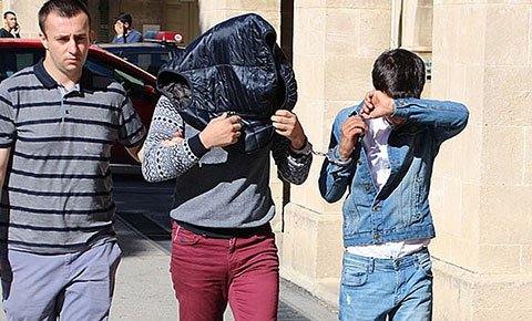 İçki çalarken yakalandılar