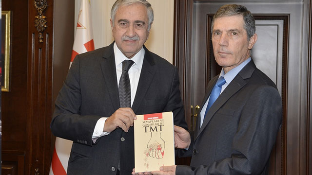 Dr. Berksel, “Sevapları ve günahları ile TMT” isimli kitabını Akıncı’ya takdim etti