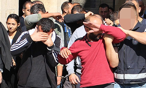 Aranan bir kişi var