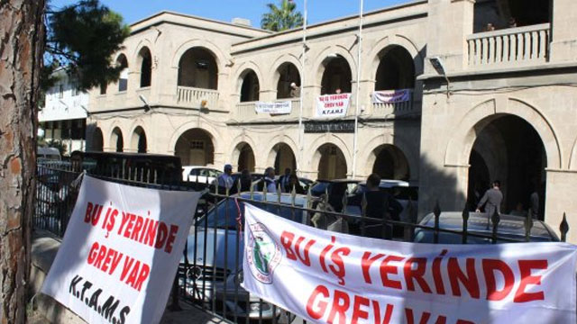 Kamu-İş ile KTAMS Girne Kaza Mahkemesinde bugün tam gün grevde…