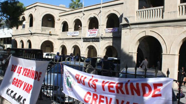 Kamu-İş ile KTAMS Girne Kaza Mahkemesinde bugün tam gün grevde…