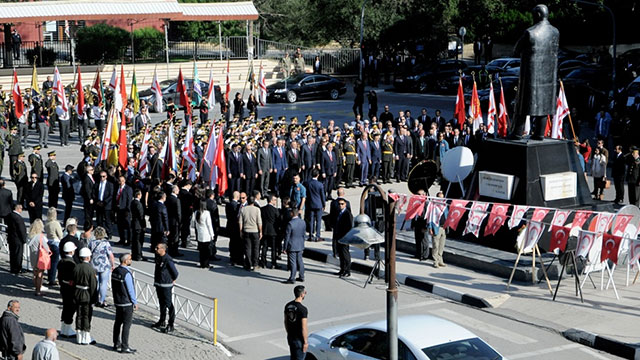 Atatürk Anıtı önünde tören düzenlendi
