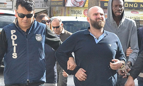 Duruşmasını dışarda bekleyecek