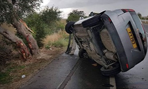 Ağaca çarpıp yan yattı