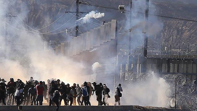ABD polisinden sınırdaki göçmenlere gazlı müdahale