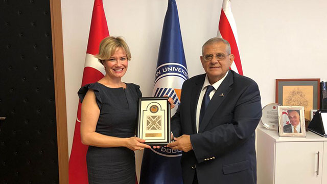 Ünlü sunucu Tuluhan Tekelioğlu DAÜ’de söyleşi gerçekleştirdi