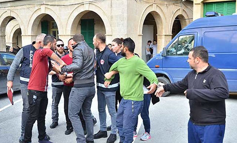 Mahkeme avlusunda arbede