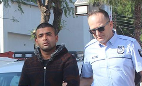 Kendisini durdurmaya çalışan polis memurunu dövdü