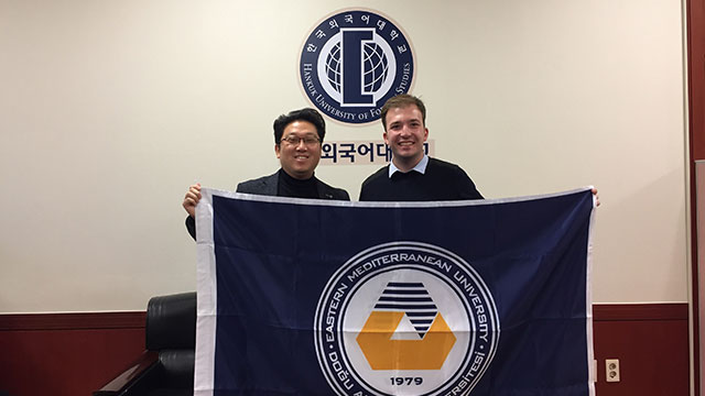 DAÜ öğrencisi Kore’de DAÜ mezununu ziyaret etti