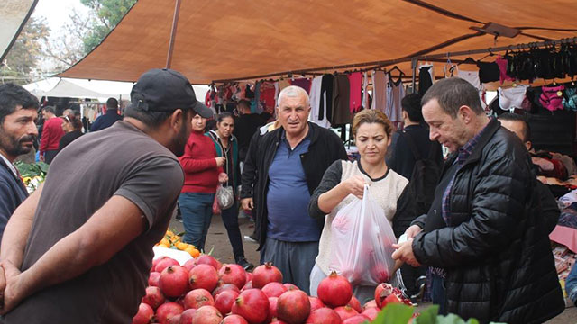 Denktaş Açık Pazarda alışveriş yaptı