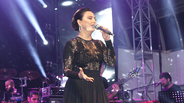 Havuzbaşında Ebru Gündeş İzdihamı