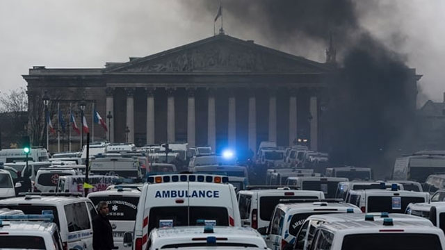 Paris'te ulusal meclisin önünde ambulans yakıldı