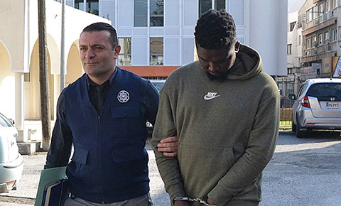 Kıskançlıktan kız arkadaşını darp etti