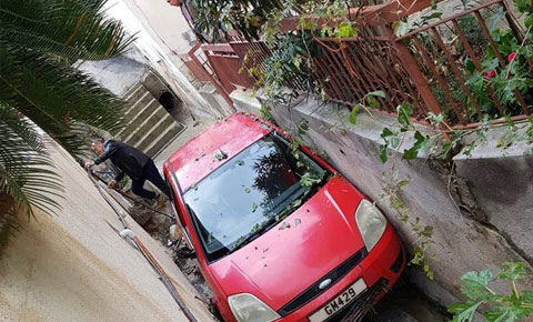 Sel suları arabayı sürükledi