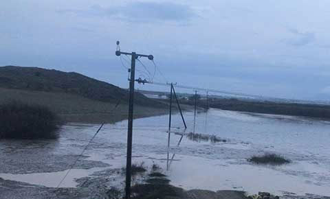 Haspolat’ta elektrik direği kırıldı