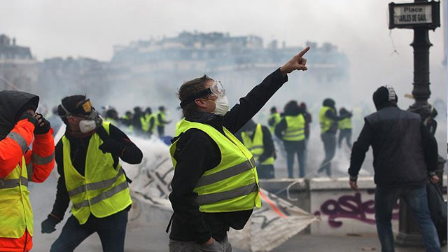 Fransa'da akaryakıttaki ek verginin askıya alınması bekleniyor