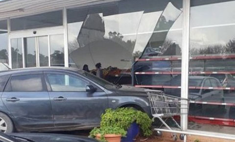 Dikkatsiz sürücü otomobille markete girince sinir krizi geçirdi