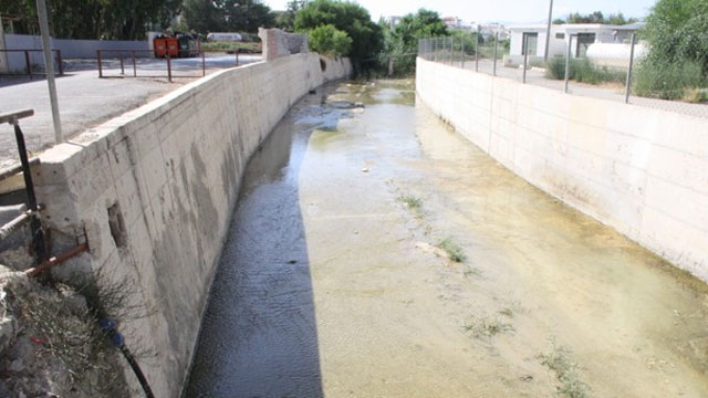 Göçmenköy Deresi taşmak üzere