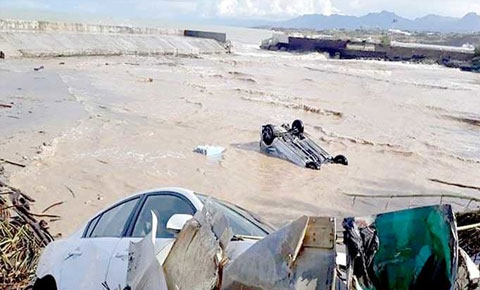 12 ev, 93 yol, 143 araç zarar gördü