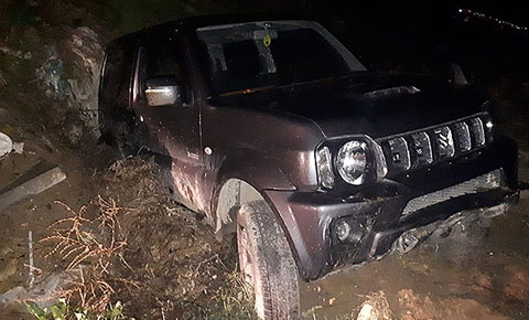 Yoldan çıkıp çukur alana saplandı