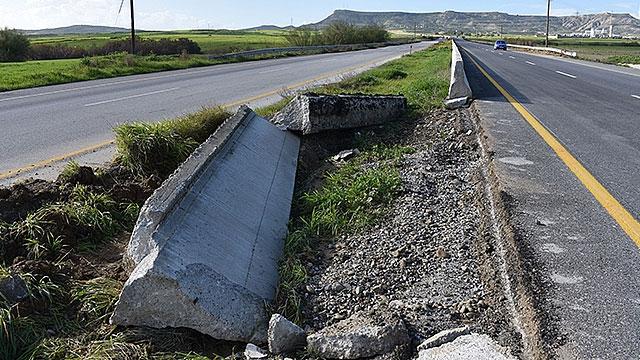 Her taraf sapır sapır dökülüyor