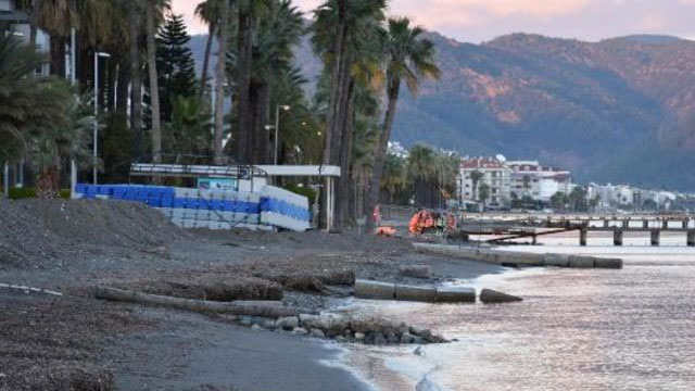 Marmaris'te deniz 20 metre çekildi! Deprem mi olacak?