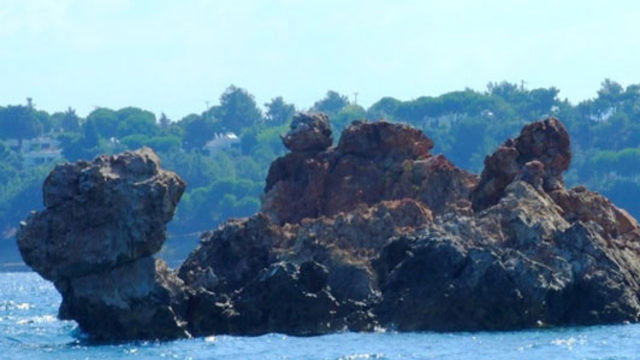 Deniz yüzeyinde bulundu! Gömeç’te deveye benzeyen kaya