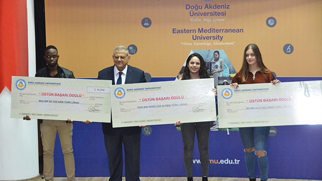 DAÜ’den başarılı öğrencilerine nakdi çek ödülü