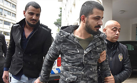 Döve döve kulak zarını deldiler!