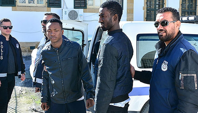 Müşteri gibi girip bulduklarını çaldılar