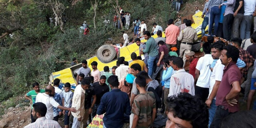 Hindistan'da otobüs uçuruma yuvarlandı... 10 çocuk öldü