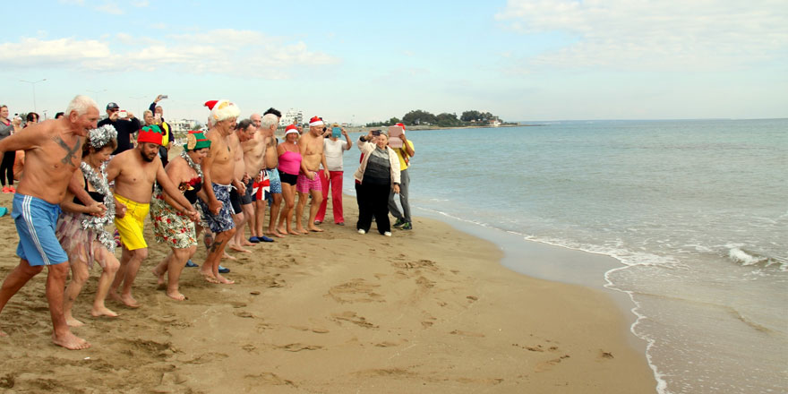 Noel kutlaması için denize girdiler