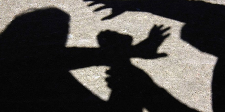 Öğretmen kız öğrenciyi sınıfta darp etti