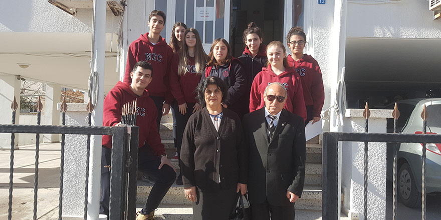 Yakın Doğu Koleji öğrencilerinden Görmezler Derneğine ziyaret