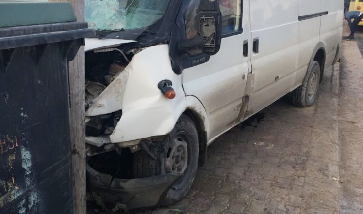 Elektrik direğine çarptı!