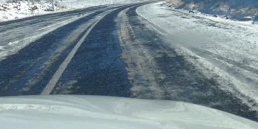 Sürücüler DİKKAT: Dağ yolu buzlandı