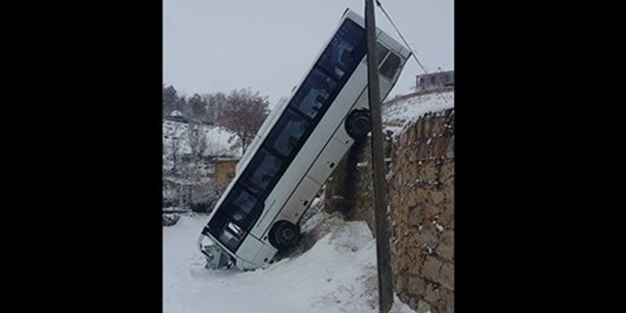 Yolcu otobüsü duvardan düştü