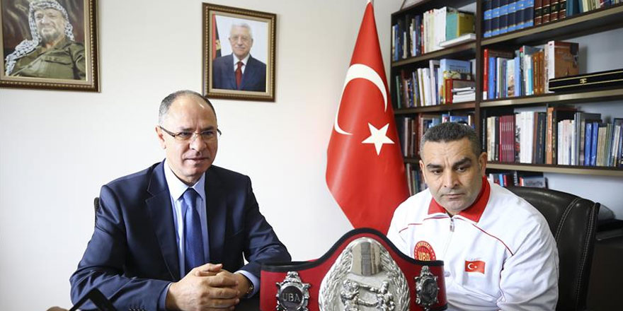 Türk boksör Karakuş kemerini Filistin'e armağan etti