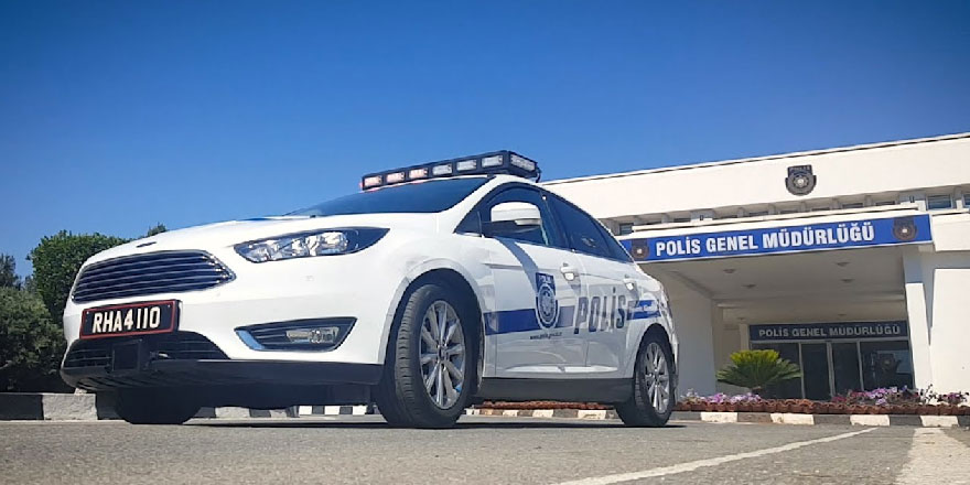 Üç polisin ipini çektiler