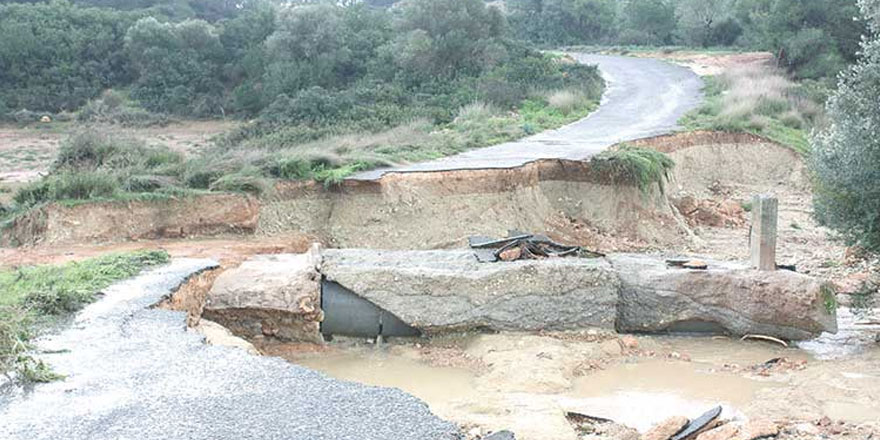 Yağdı, aktı, yolları yardı