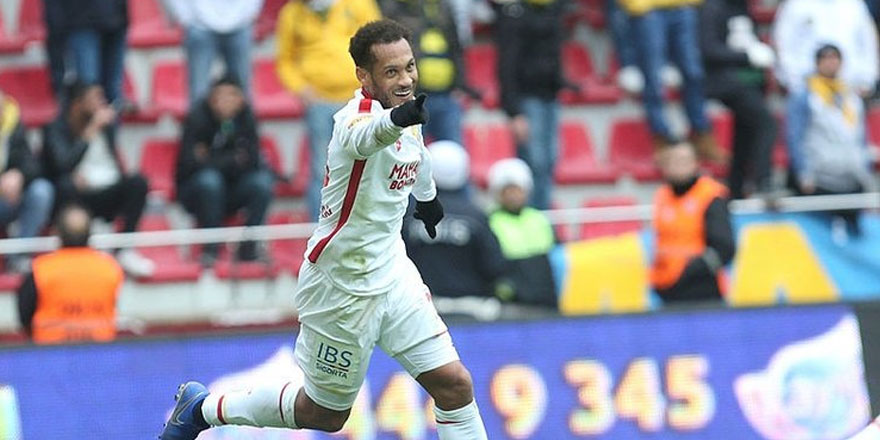 Göztepe'de Gouffran kalacak, Ghilas'a talip var