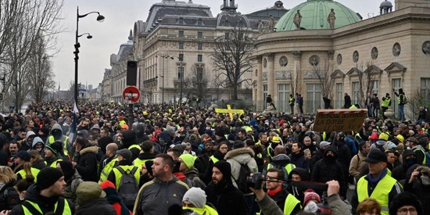Fransa'da sarı yelekliler, gösterilerin 13'üncü haftasında sokaklarda