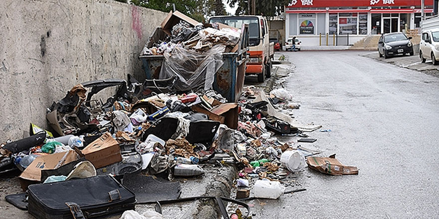 Çöpler yola taştı