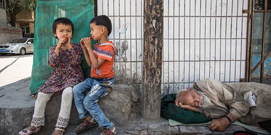 Çin kamplarda alıkoyduğu kazakların ülkeyi terk etmesine izin verecek