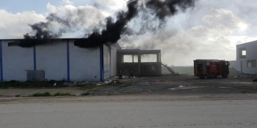 İş makineleri ve stoklar yandı