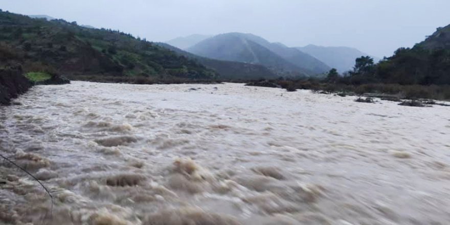 Dereler taştı, yollar kapandı